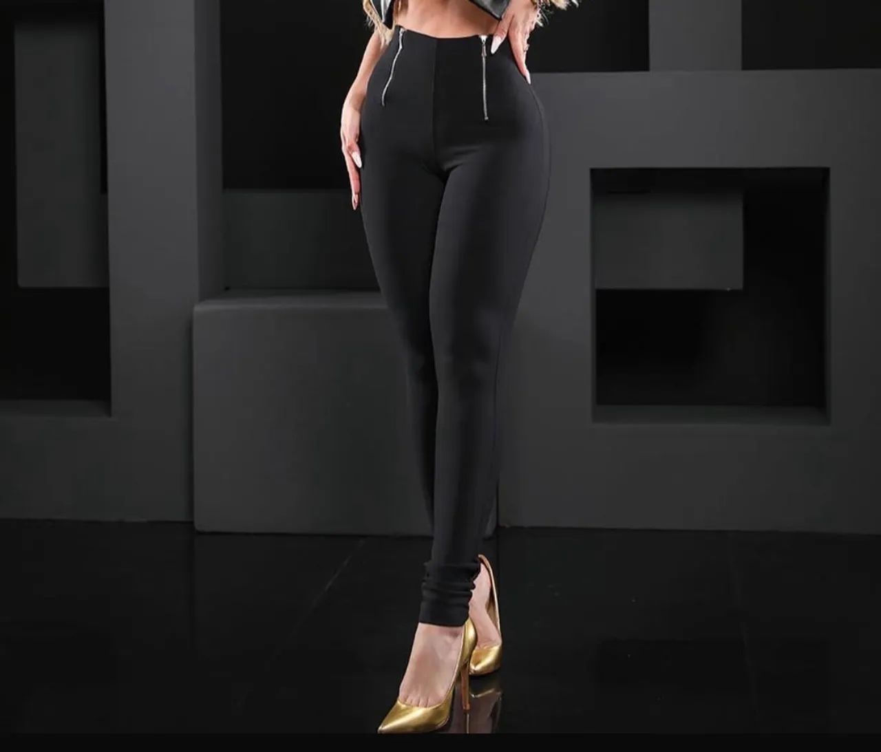 Vendo uma calça preta com zíper na frente. - Foto 2