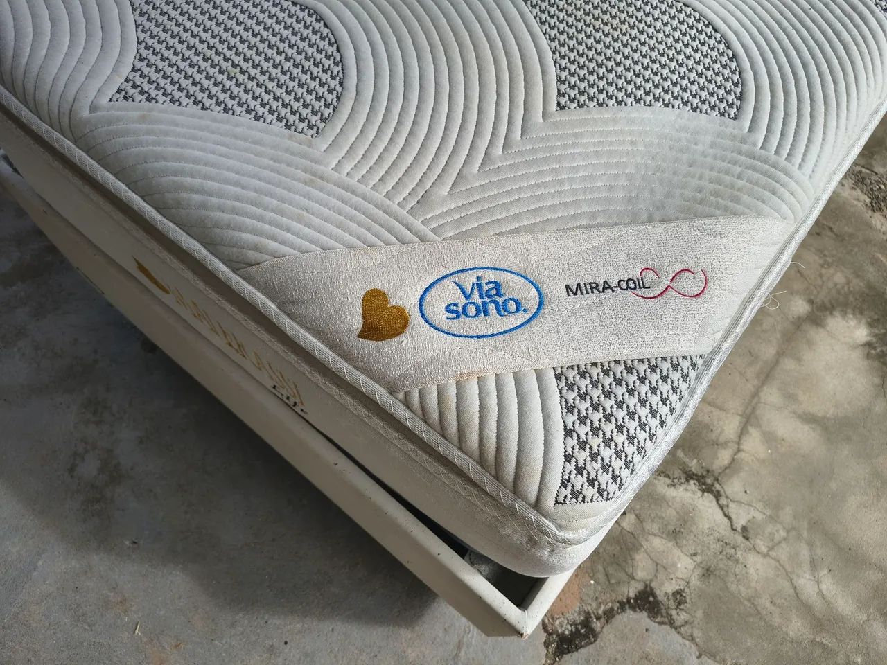 Cama com colchão solteiro 