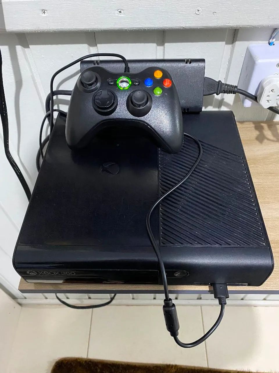 Xbox 360 bloqueado com dois controles e um jogo  - Foto 2