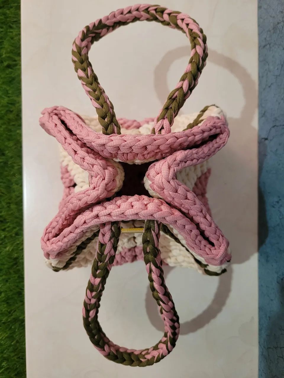 Bolsa de crochê artesanal em fio de malha - Foto 4