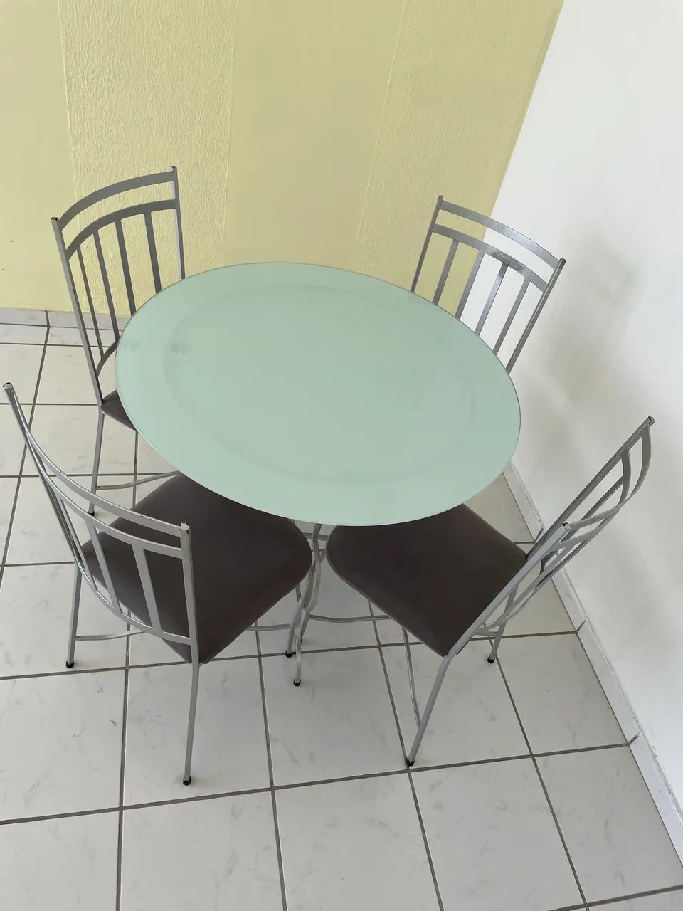 Mesa com quatro cadeiras de ferro - Foto 3