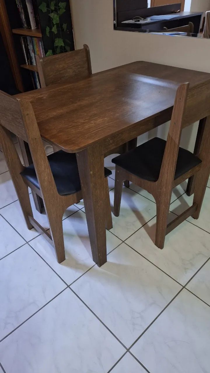 Mesa de jantar 4 lugares, com 3 cadeiras