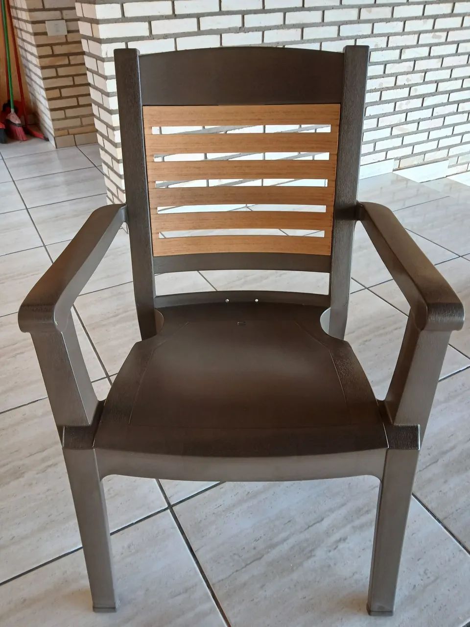 4 poltronas de plástico, modelo Winston, marca Grosfillex, conservadas 