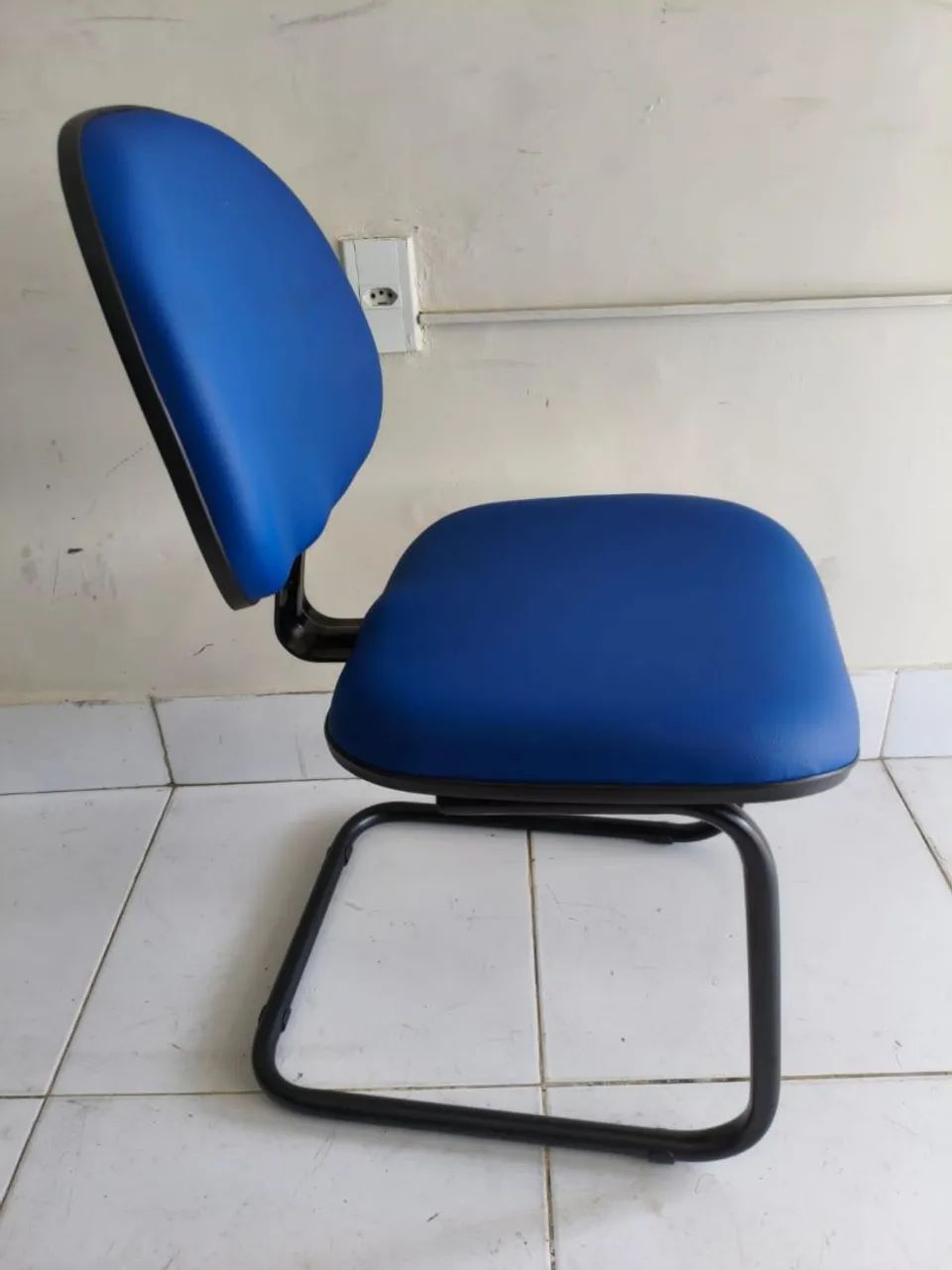 Cadeira fixa de couro azul