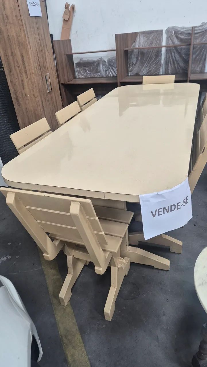 Mesa de madeira maciça com 8 lugares.  - Foto 2