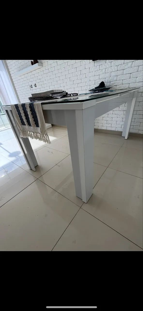 Mesa branca com tampo de vidro 