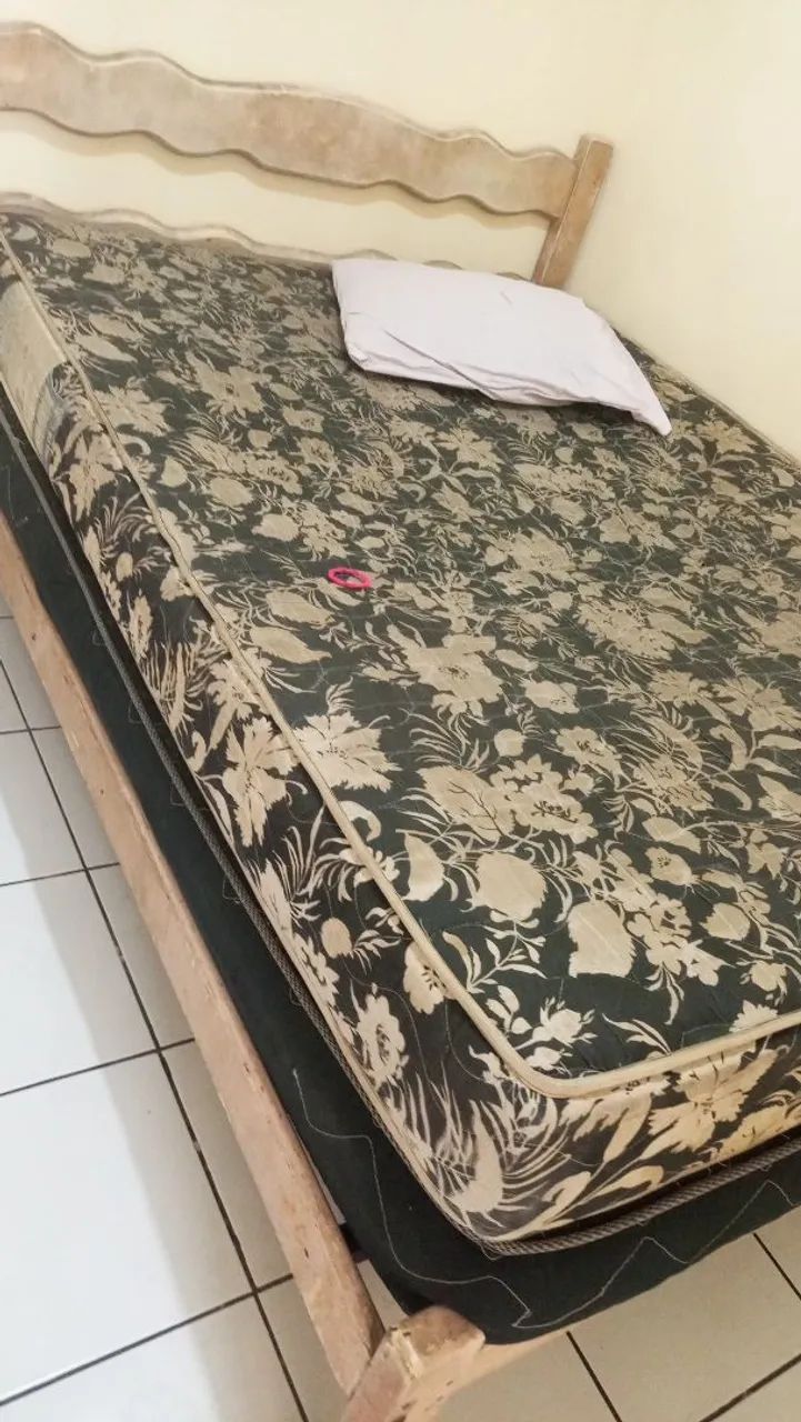 Cama de madeira c/2 colchões  - Foto 2