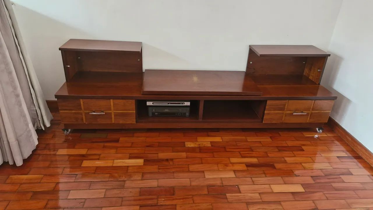 Rack de madeira e mesa de centro de vidro temperado.
