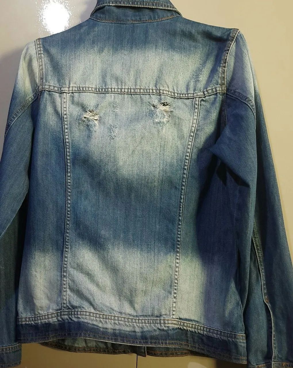 Jaqueta jeans  destroyed azul lavado - Foto 4