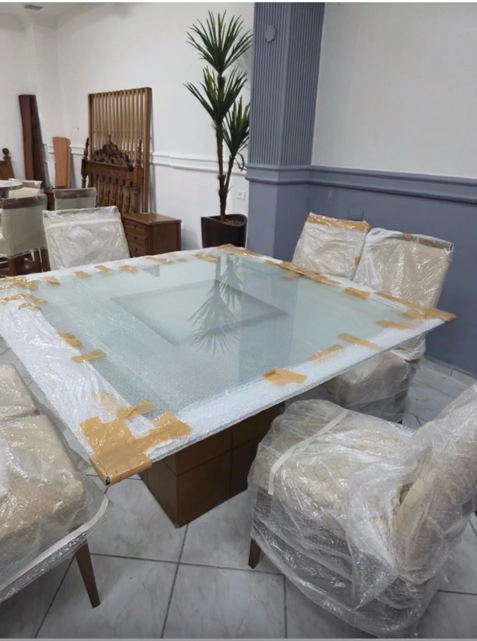 Mesa de jantar, tampo de vidro e seis cadeiras - Foto 4