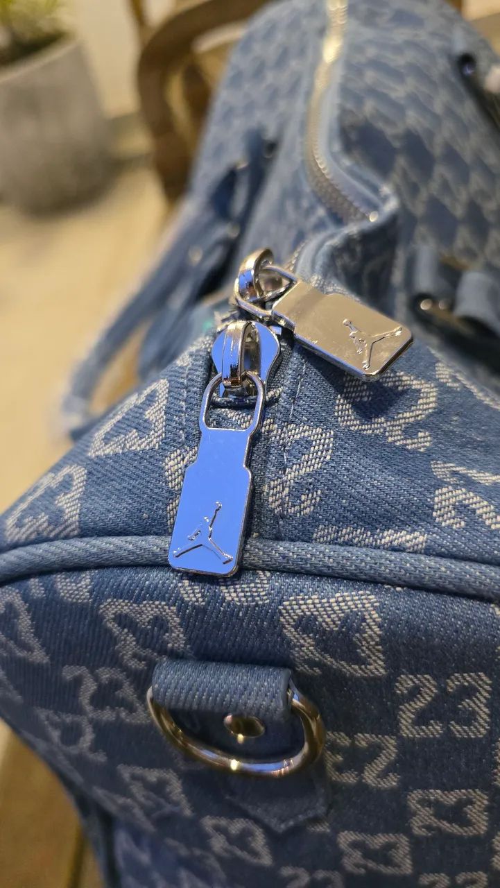 bolsa air jordan monogram denim duffle bag  - Foto 2
