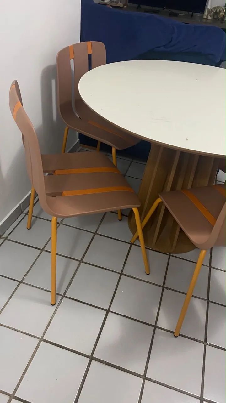 Conjunto de 4 cadeiras e mesa de centro  - Foto 2