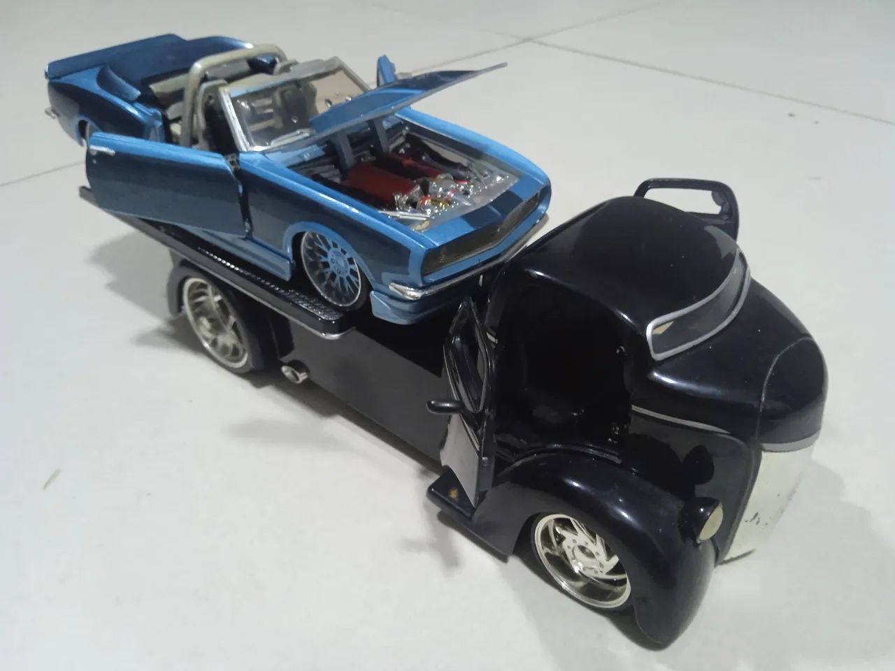 Auto modelo de Camaro SS e Ford Coe