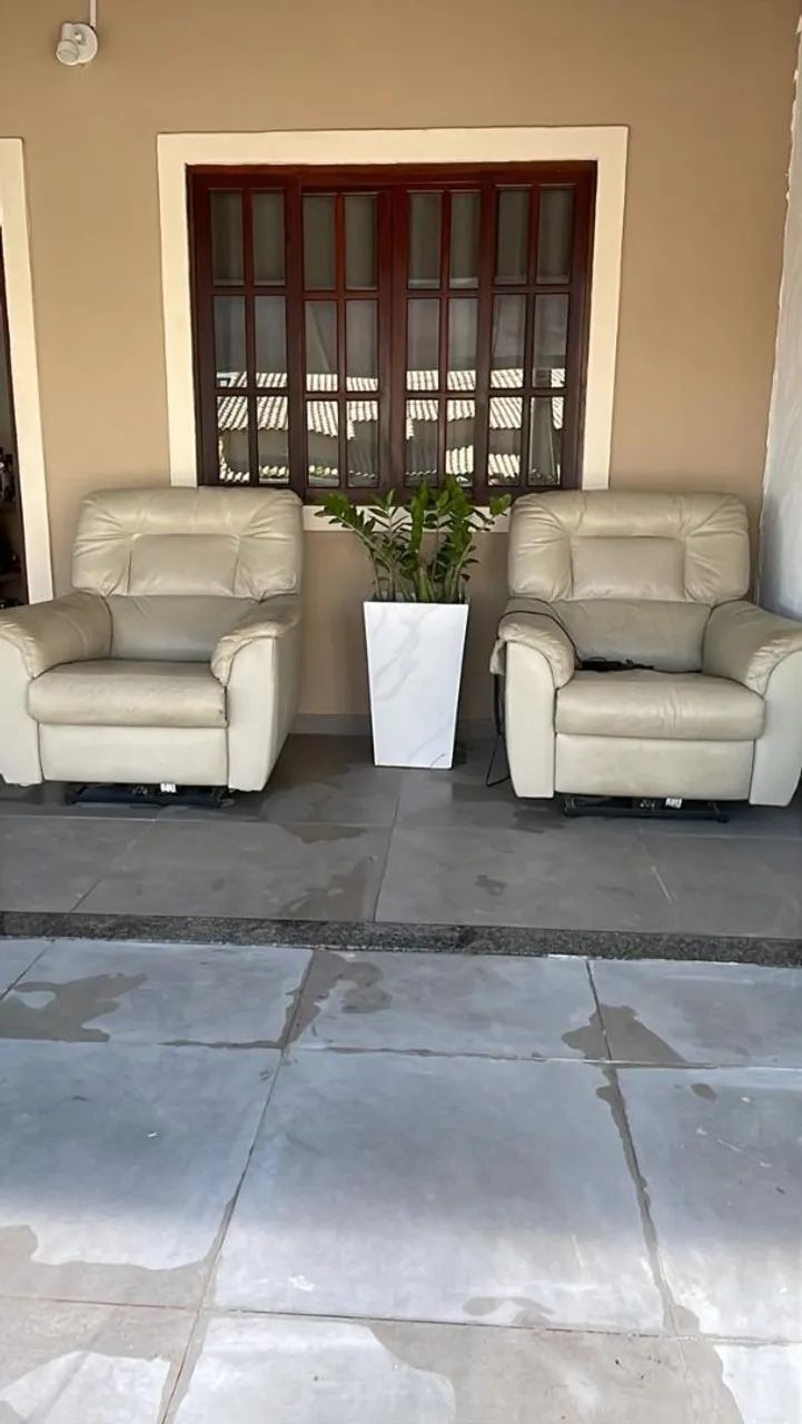 Cadeira do vovô com controle (2.000 reais cada uma)