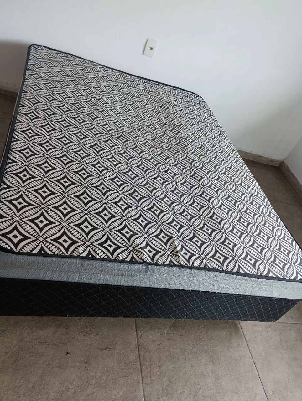 Móveis em Ótimo Estado: 2 Camas de Casal + 1 Sofá-Cama