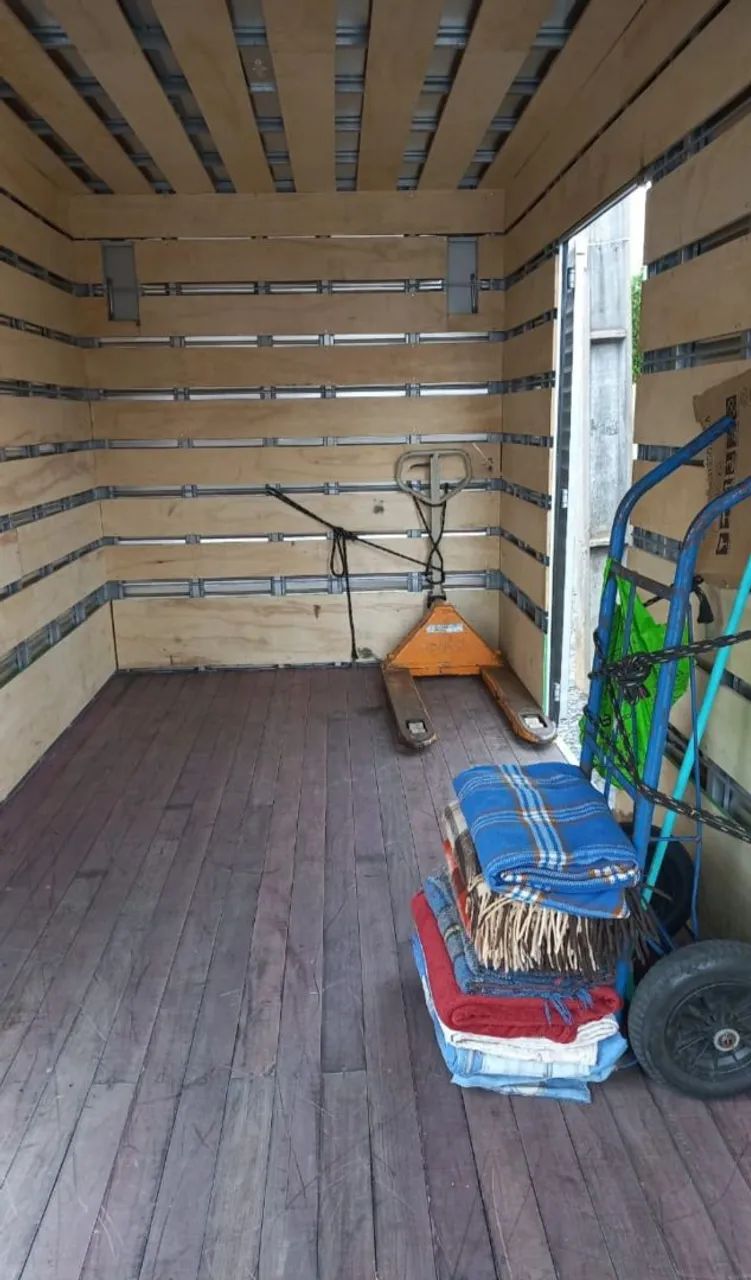 Caminhão Baú com Plataforma Elevatória Fretes Mudanças Transporte de Cargas  - Foto 3