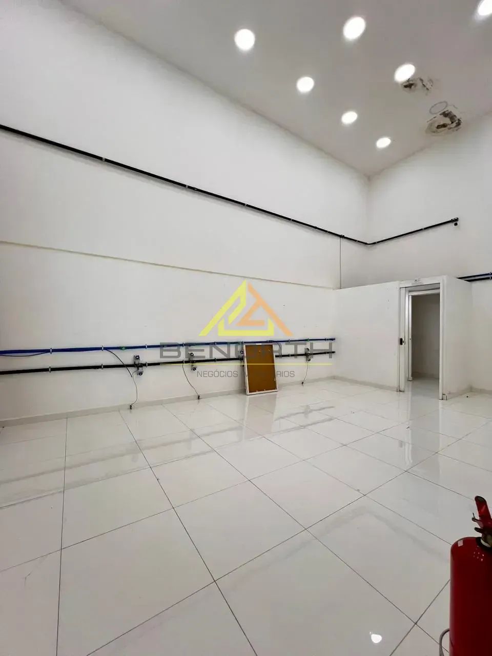 Galpão com 244 m² na Parada Inglesa