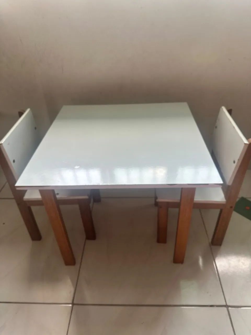 Mesinha infantil com 2 cadeiras