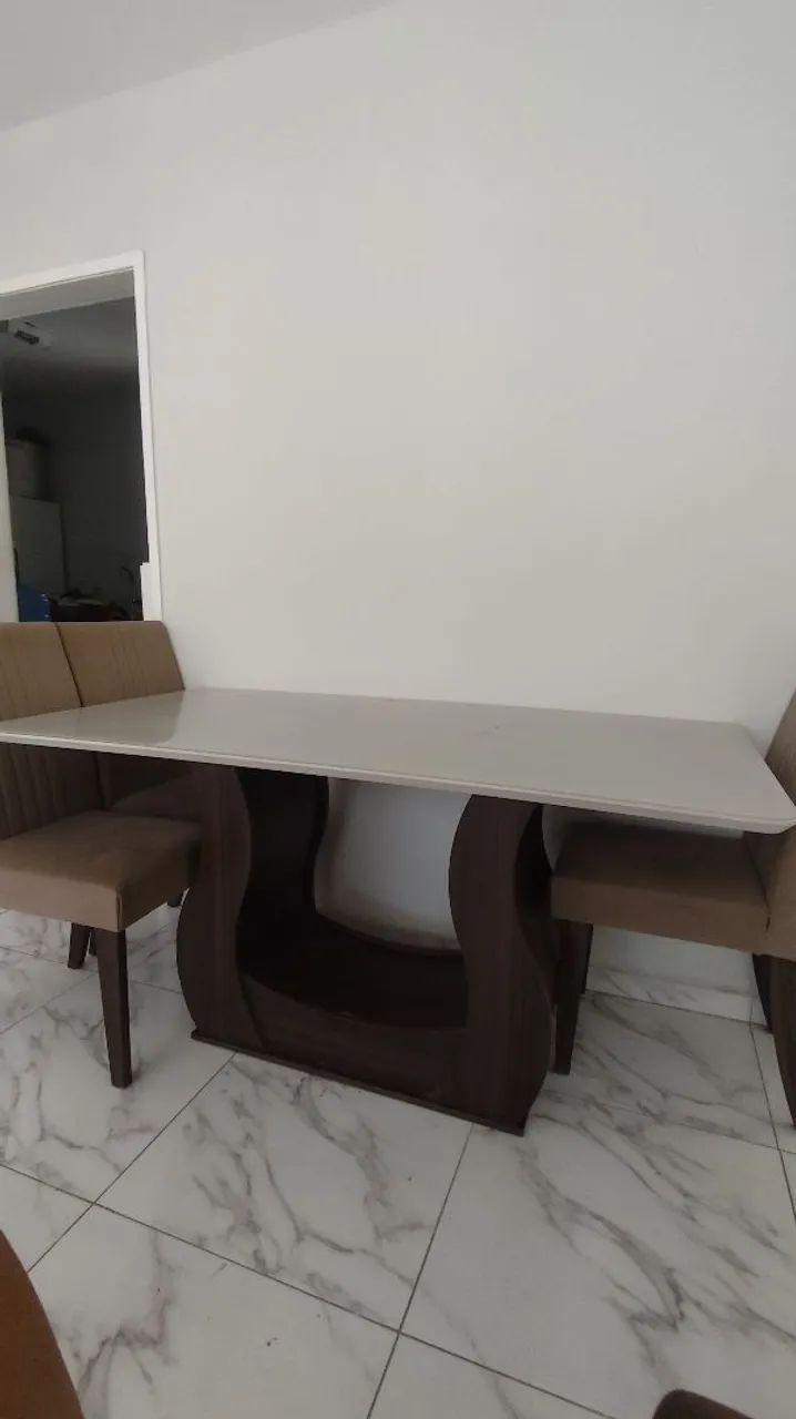 Mesa de jantar com 6 cadeiras 