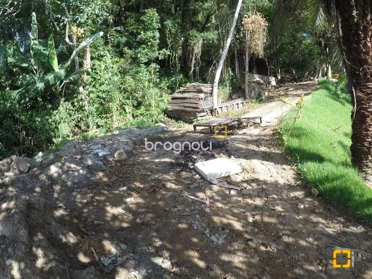 Terreno com mais de15 mil m², com viabilidade de construção, no Sambaqui/Florianópolis