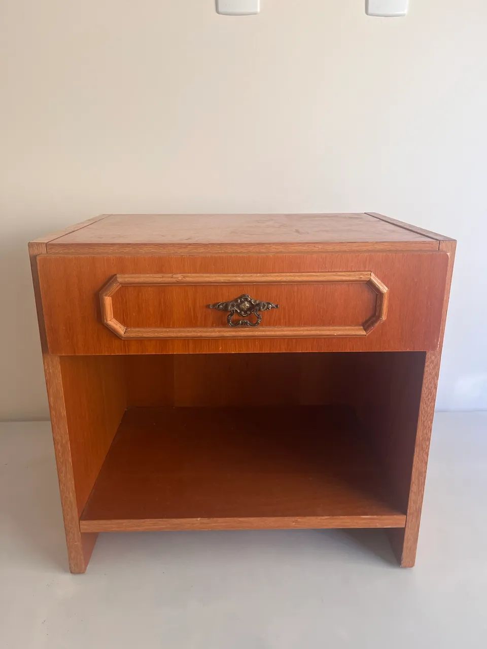 Mesa de cabeceira de madeira