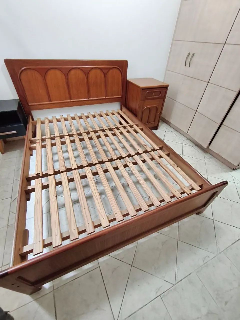 Conjunto Cama de casal e criado mudo de madeira vintage antigo 