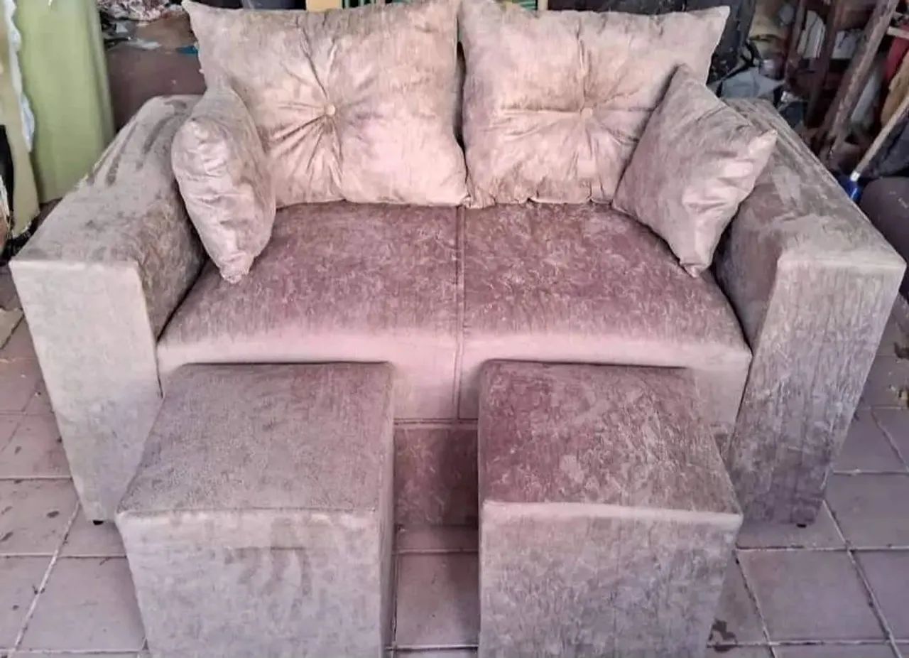 Super promoção sofá dois lugares mais puffs novos e completos, várias cores  - Foto 3