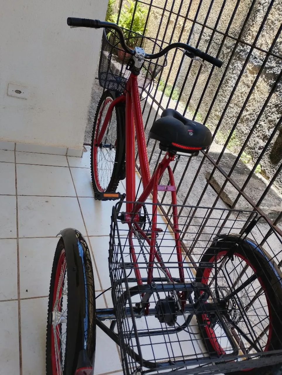 Triciclo na côr preto e vermelho  - Foto 3