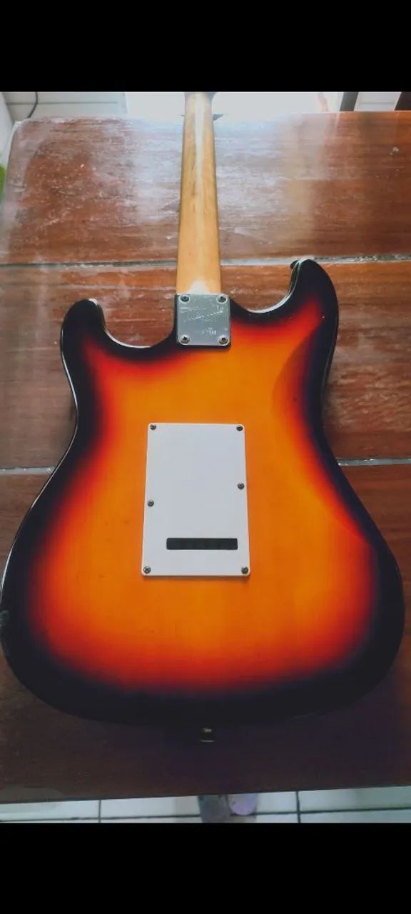 Guitarra stratocaster Memphis sunburst regulada - Foto 5