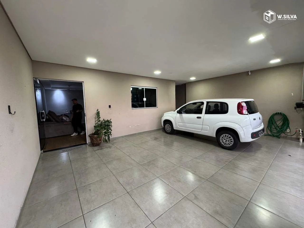 Linda casa com 3 dormitórios, sendo 1 suíte, e 3 vagas de garagem cobertas.