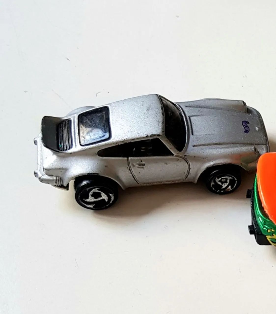 Hot Wheels Porsche 911 Carrera RS 3.8 prateado.  - Foto 2