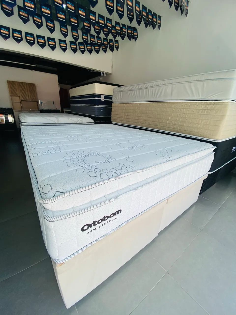 Cama Queen de luxo com baú 