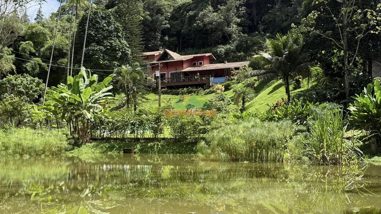 CASA COM LAGO NO MEIO DA MONTANHA