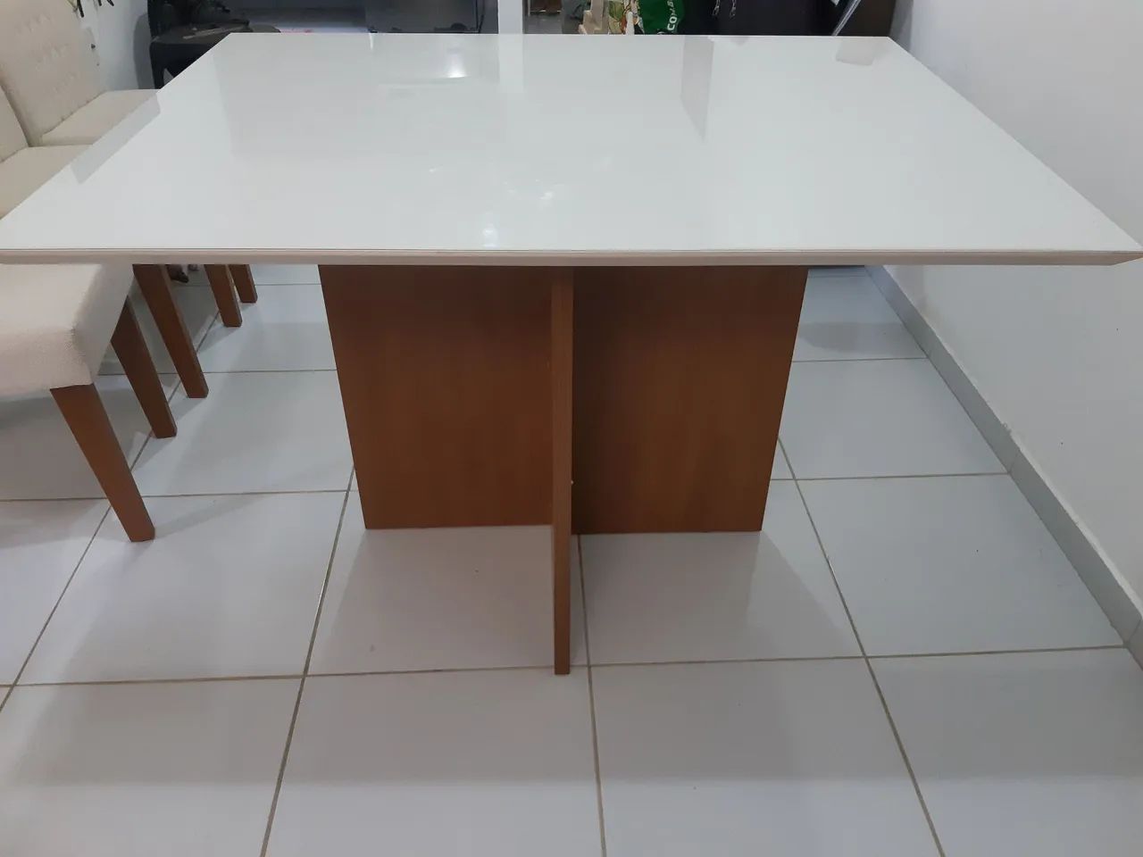 Mesa de Jantar com 4 Cadeiras Tampo de Vidro Praticamente Nova - Foto 4