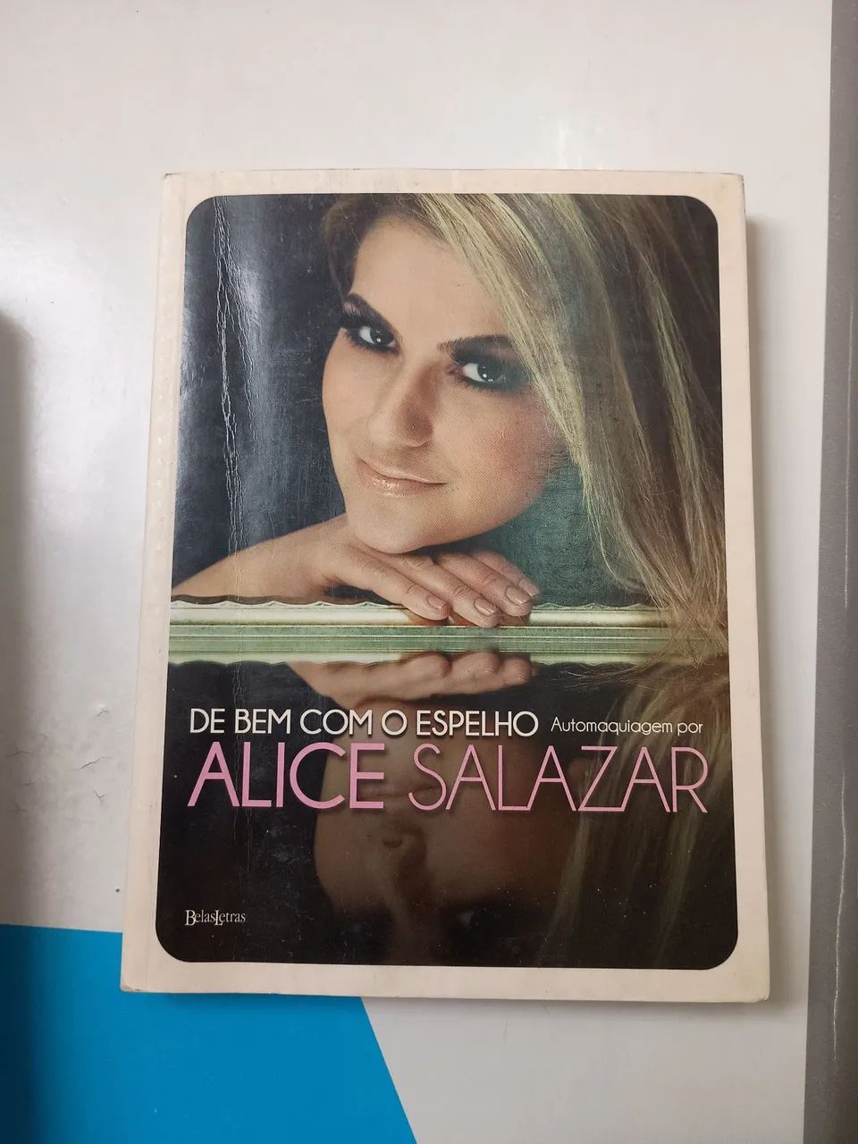 Livro de bem o espelho automaquiagem de Alice Salazar 