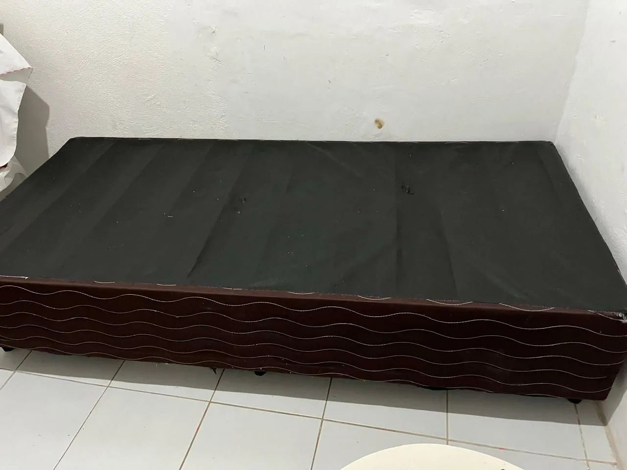 Vendo uma base box para colchã de solteiro no precinho 