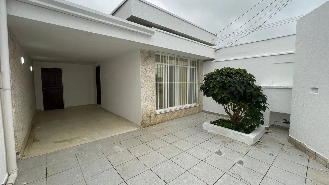 Casa térrea com quintal disponível para locação.