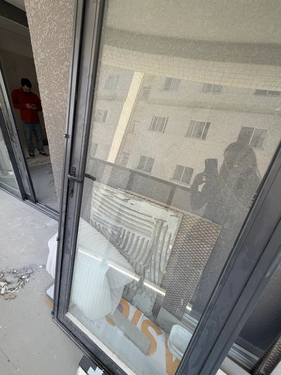 Porta de vidro com moldura em alumínio cinza - Foto 3