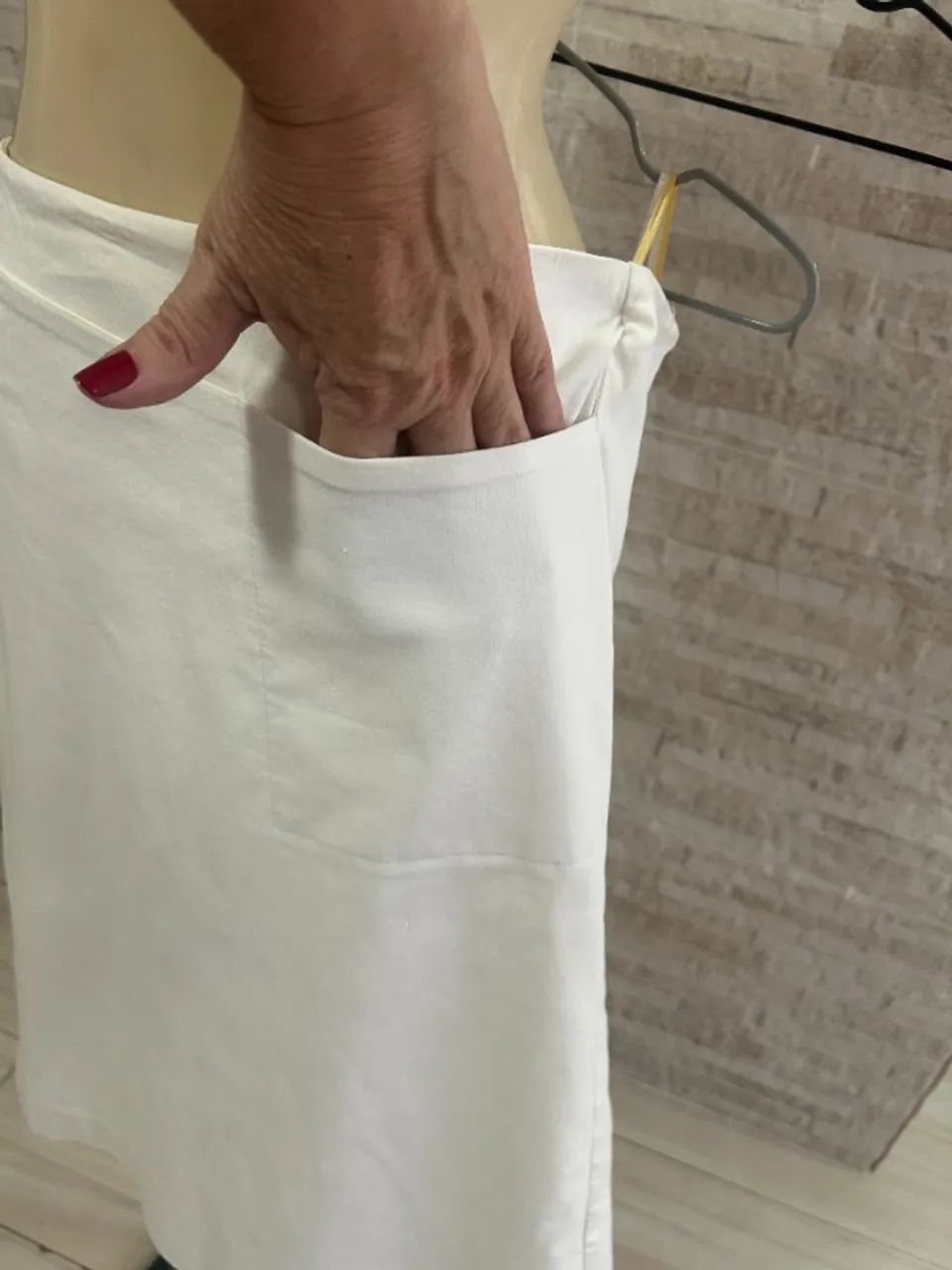 Saia midi Cori 42 Branca tipo lápis com lycra - Foto 2