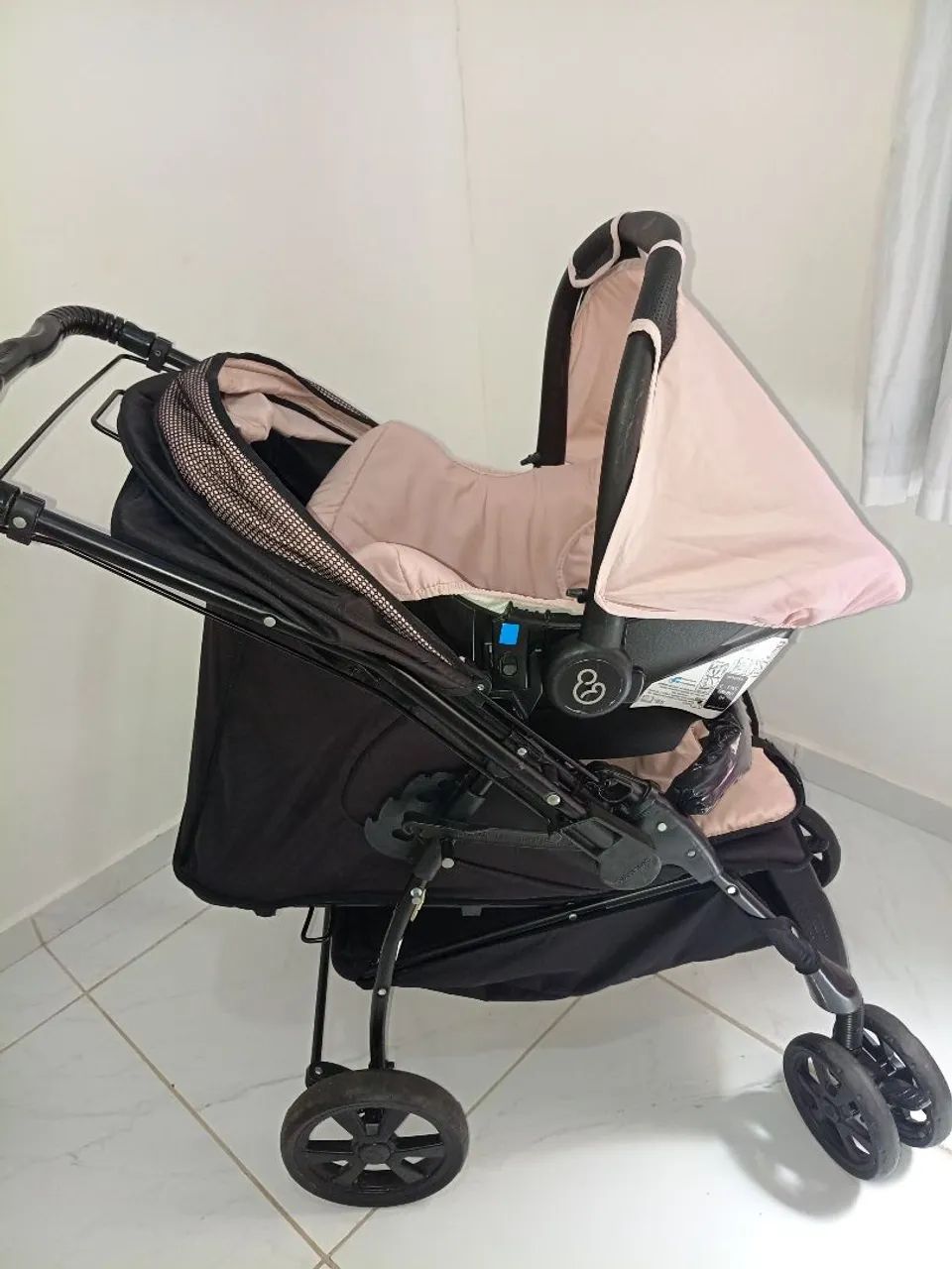 Carrinho de passeio e bebê conforto  - Foto 2
