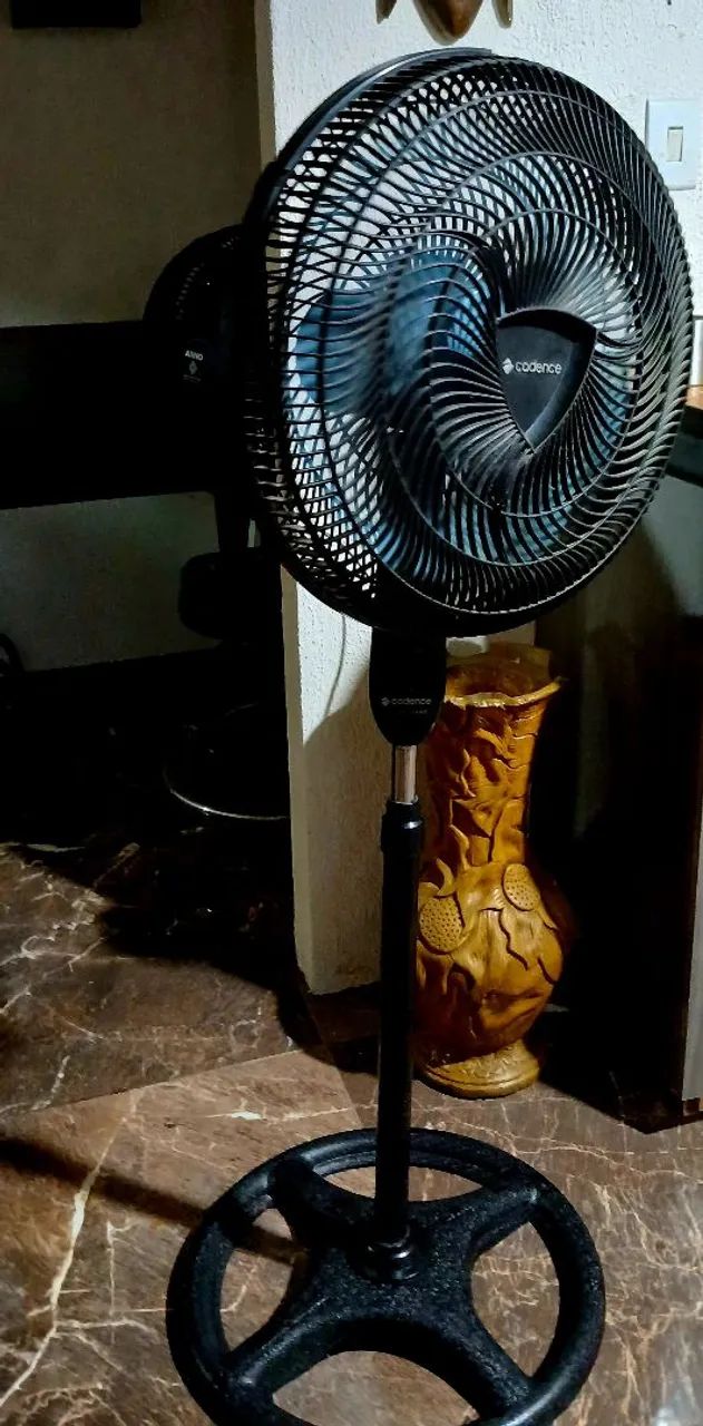 Ventilador Cadence Turbo 110Vts/6 pás/ com pedestal. Funcionando normalmente.  - Foto 3