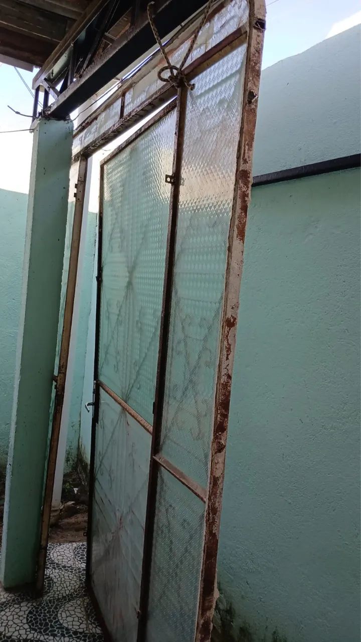 Vende-se Porta de ferro com vidros e portal - Foto 2