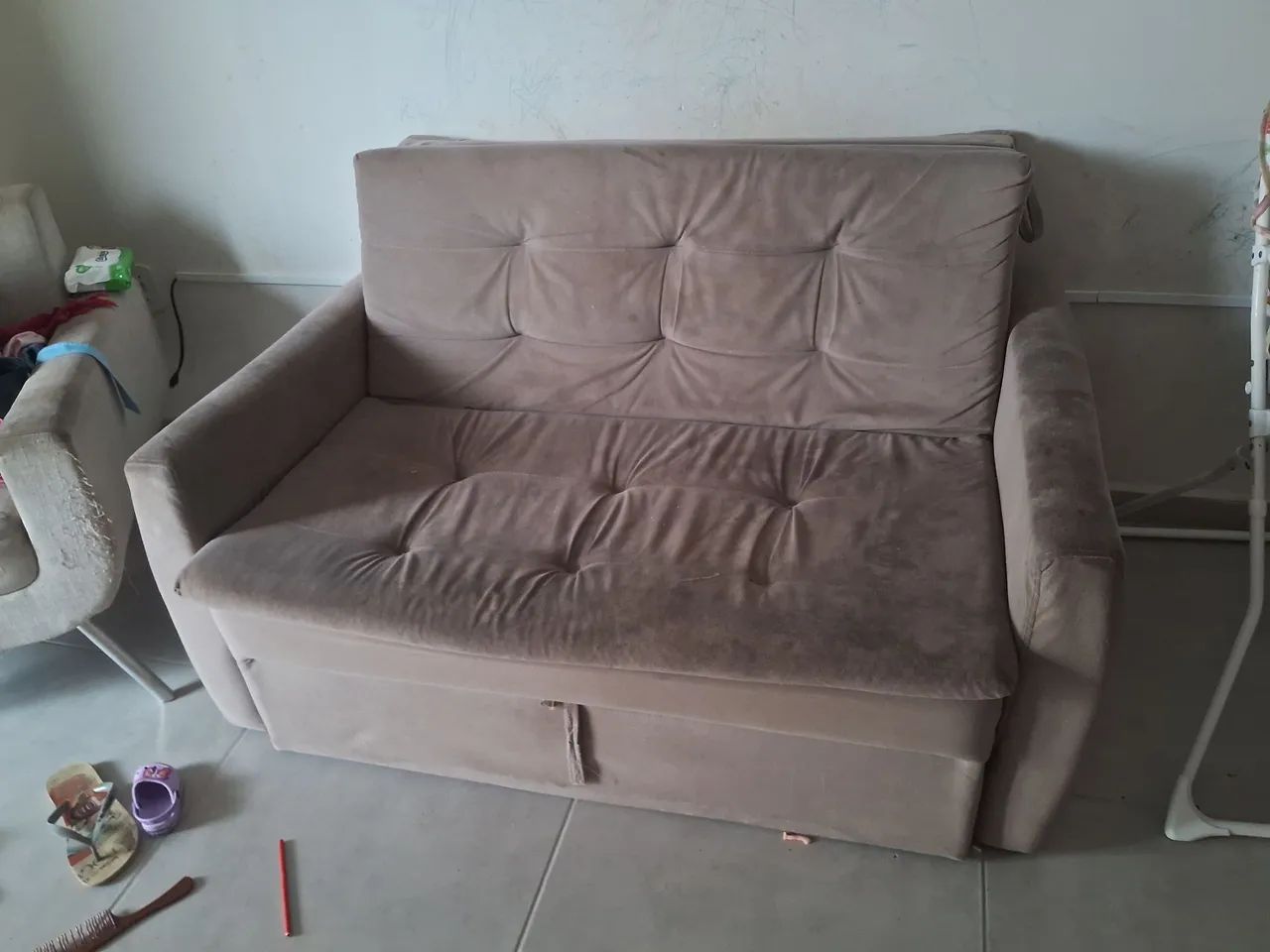 Sofá cama na cor bege 