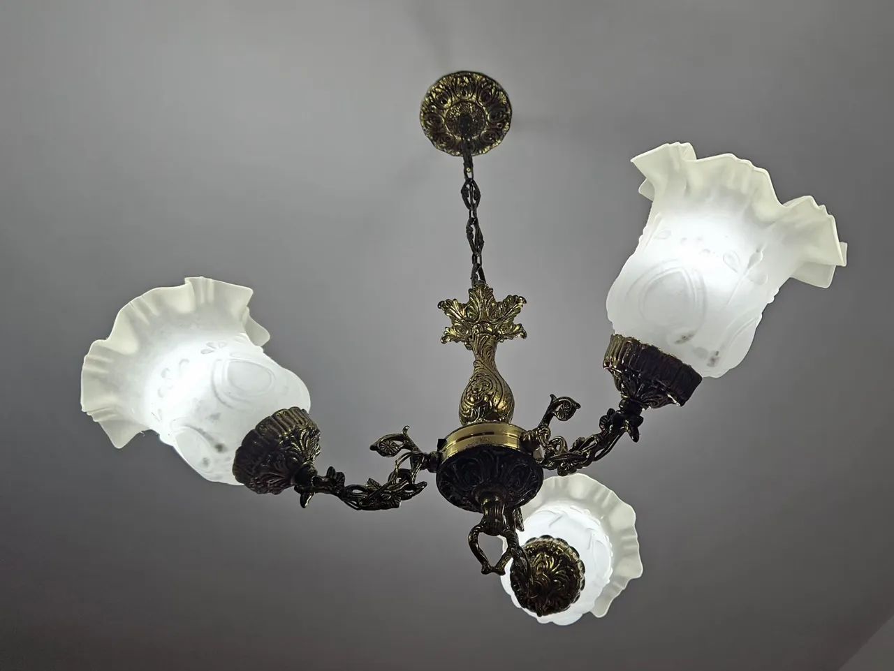 Lustre Clássico em Bronze com 3 Braços e Tulipas de Vidro (Modelo 2) - Foto 3