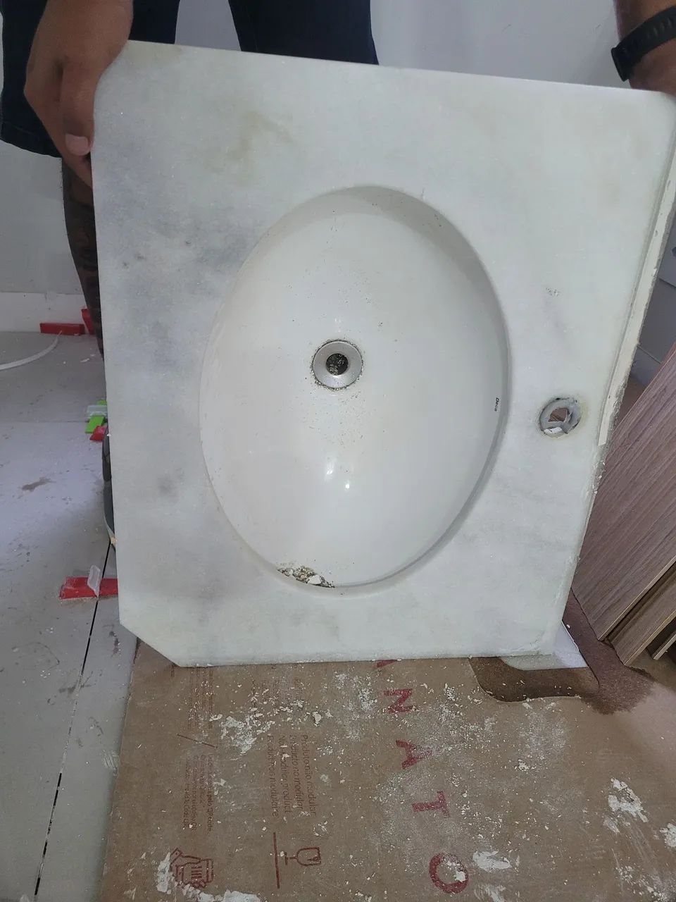 Bancada de mármore com cuba embutida 