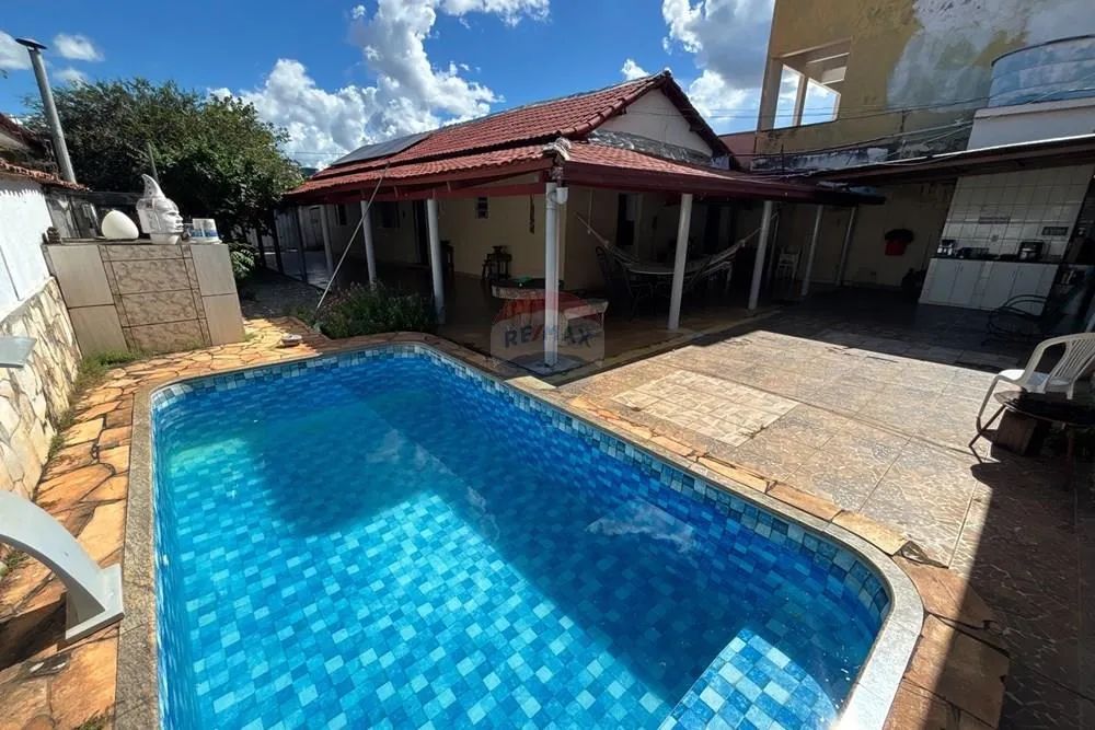 Casa Antiga com Piscina e Jardim em Barra do Garças