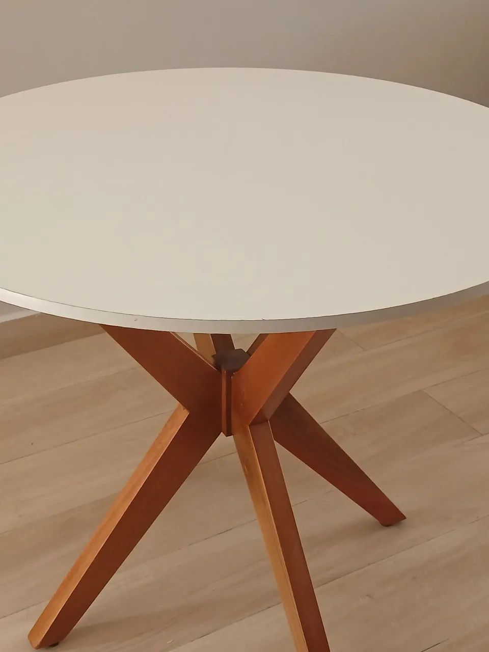 Mesa seminova freijo com off-wite   90cm 