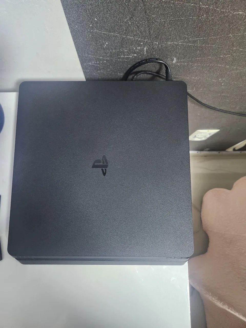Vendo ps4 slim com 2 controles base pra carregar 12 jogos e com os cabos tudo original  - Foto 4