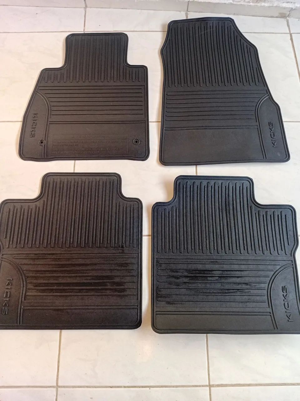 TAPETE DE BORRACHA ORIGINAL: KICKS NISSAN. 