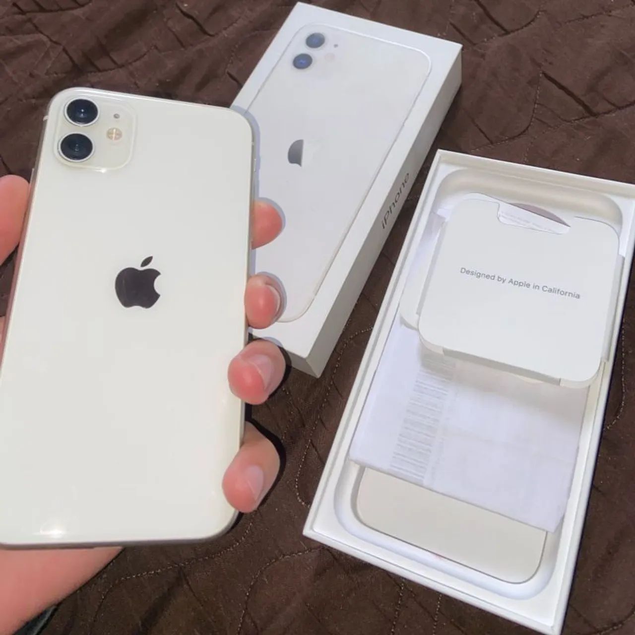 Vendo iPhone 11 com caixa na cor branca todo original 